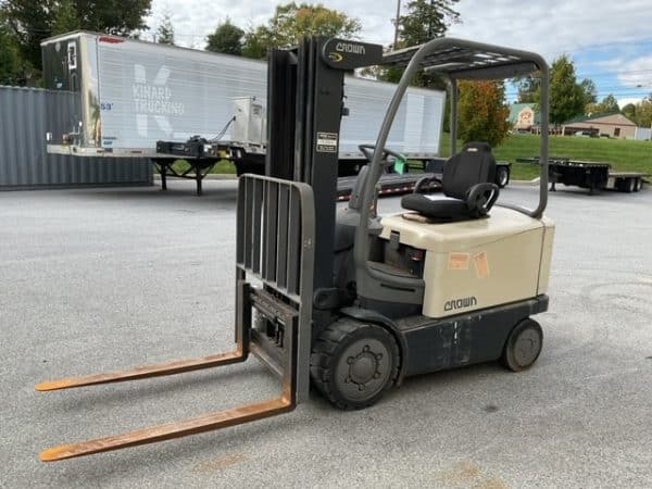2010 Crown FC4520-50 5000 lb Capacity Electric Sit-Down Forklift 3