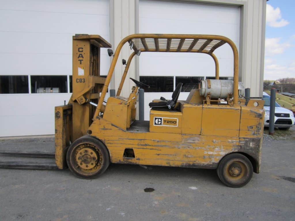 1968 CAT T250 25000 lb Capacity Forklift 27