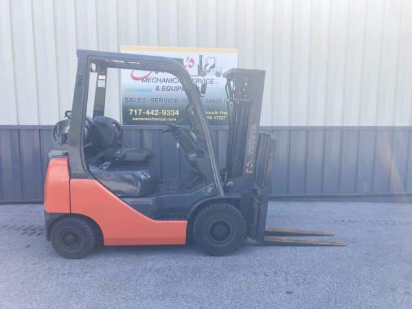 Toyota 8FGU18 3500 lb Pneumatic Forklift 2