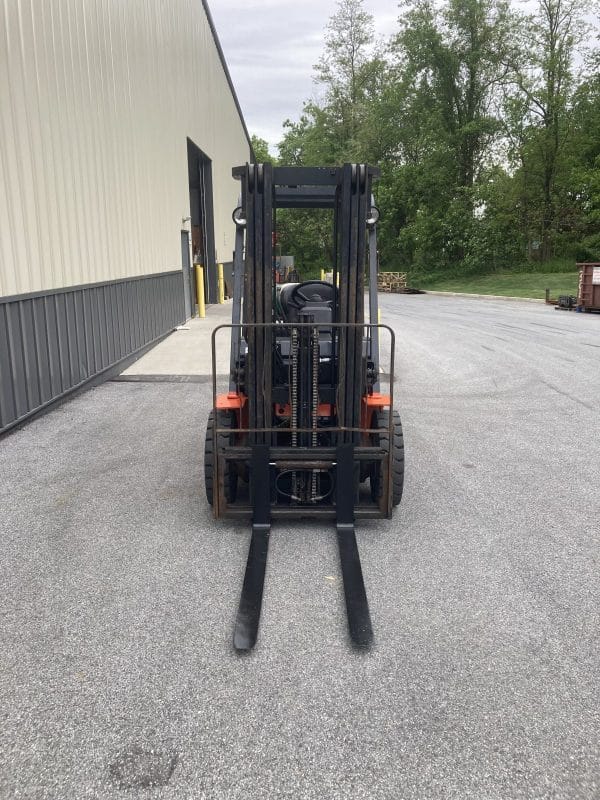 2005 Toyota 7FGU25 5000 lb Forklift 2