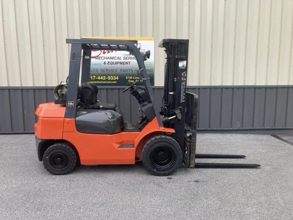 2005 Toyota 7FGU25 5000 lb Forklift 3