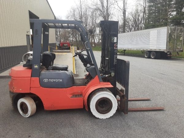 2002 Toyota 7FGU25 5000 lb capacity forklift 3