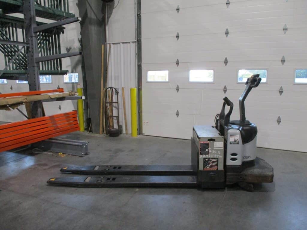 2005 Crown PE4000-60 Electric Pallet Jack 37